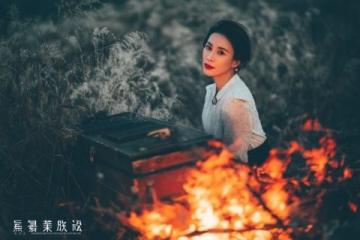 长安夜色中，炭炉烤得一片暖黄。