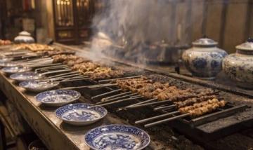 新疆地道风味:1元享1斤烤羊肉串