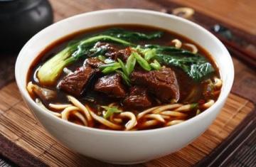 一家三口逛街吃完李先生牛肉面,时光倒流回到了从前