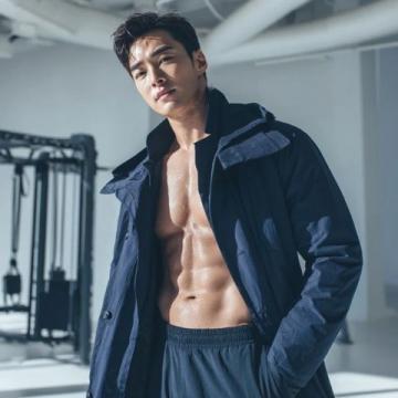 肥娟和腹肌佬面临经营困境,如何转型为网红带货?