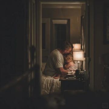 远行千里终抵家门,父子情深守候夜深