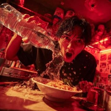 广州房东收拾退租房间发现神秘小盆,与租客共饮惊喜白酒促和谐关系