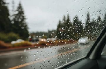 雨天安全行驶指南:降低车速、控好距离、亮尾灯