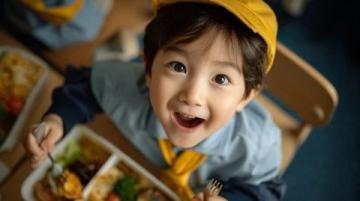 上海市小学生爱心寒托班开班首日:萌娃学做传统美食迎大寒