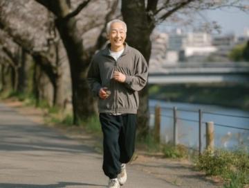 八十四岁依然健康活力:我爸的长寿秘诀与家族基因影响