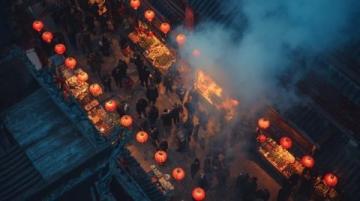 
千里归乡路：金华儿子春节遇堵，父母深夜守候盼团圆