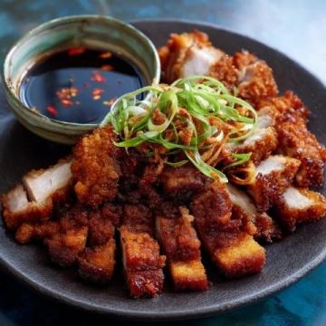 青椒肉丝,这道经典的中式家常菜,以其色泽鲜艳、口感丰富而受到众多食客的喜爱