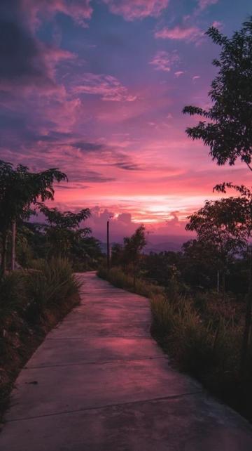 夕阳下的嘎日迪湖:如诗如画的自然美景