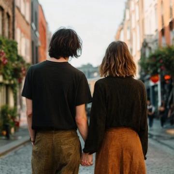 如何让男友时刻牵挂?36个撒娇话术让他疯狂想念你