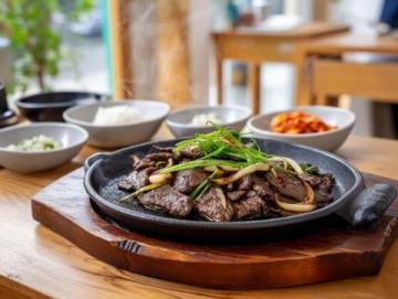 融合了高原物产与多民族文化，以牛羊肉、奶制品和面食为主，兼具粗犷与细腻的风味