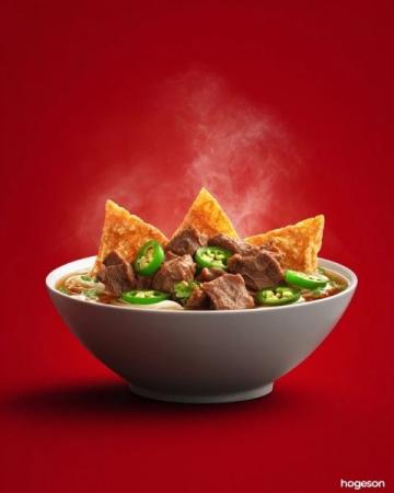 融合了高原物产与多民族文化，以牛羊肉、奶制品和面食为主，兼具粗犷与细腻的风味