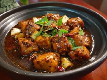 华城餐厅特色炸腐衣西蛎和炸猪肉口感佳但价格稍高