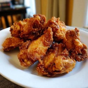 香酥炸鸡翅外酥里嫩,一口咬下满满的幸福感!
