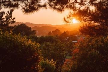 夕阳下的嘎日迪湖:如诗如画的自然美景