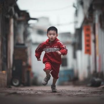 一骑红尘！贵州贵阳，高考考场外，一个男生忘带准考证，急的团团转