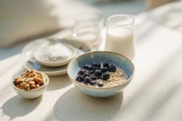 清晨暖阳下的养生佳肴：苹果红枣小米粥，轻松煮出幸福感