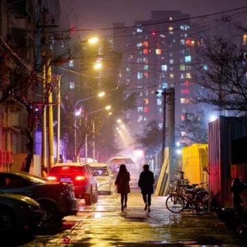 郑州夜市:灯火下的温情回忆与城市生活画卷