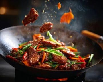青椒炒肉:一碟镬气蒸腾的人间烟火, 满足你的味觉记忆与情感共鸣