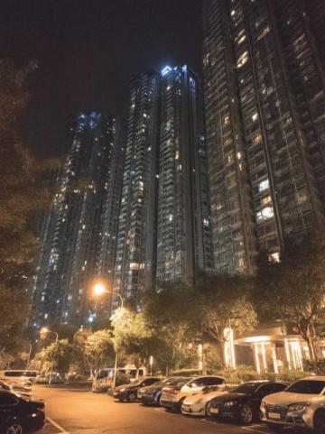 夜幕下的合兴路:告别旧居后的温暖回忆与新发现