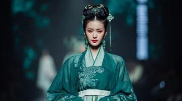 穿汉服品味湖湘特色美食