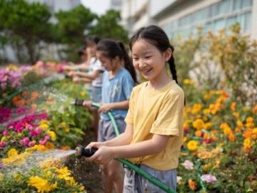 巴州区兴文小学校园农场种蔬菜,校门口摆摊搞义卖