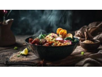 融合了高原物产与多民族文化，以牛羊肉、奶制品和面食为主，兼具粗犷与细腻的风味
