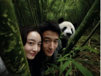 当尚雯婕与姐妹们饶有趣味地展开关于大熊猫的讨论时，只有何洁没有搭话