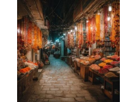 一条小巷子的轮回，几十家店铺热闹欲滴