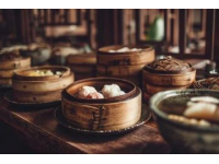 薛宝钗的家乡南京美食丰富多样，下面将从特色小吃和传统名菜两个维度为你介绍