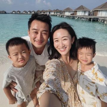 陆毅带全家游都江堰女儿丹顶鹤长腿吸睛网友盼添帅儿
