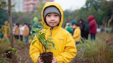 巴州区兴文小学校园农场种蔬菜,校门口摆摊搞义卖