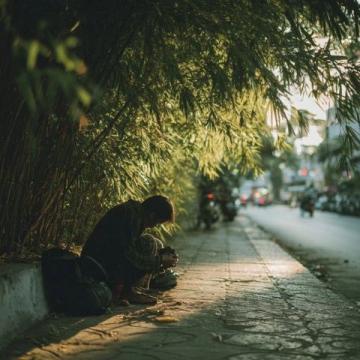 流浪汉捡钱上交警局暖心感动中国