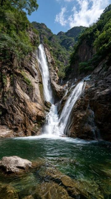 九寨沟随手拍:多彩湖泊与壮观瀑布的美妙瞬间