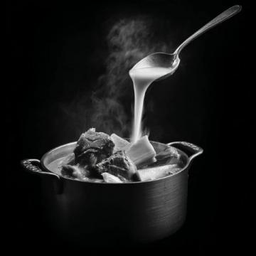 清晨五点的乡村美味:奶奶亲手制作葱油饼与羊棒骨汤