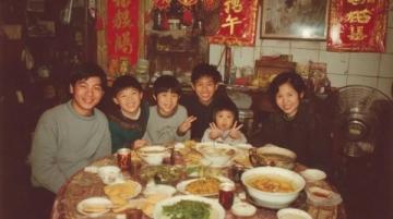 这是1945年11月份的一组珍贵老照片,拍摄于重庆路边的一家小吃店