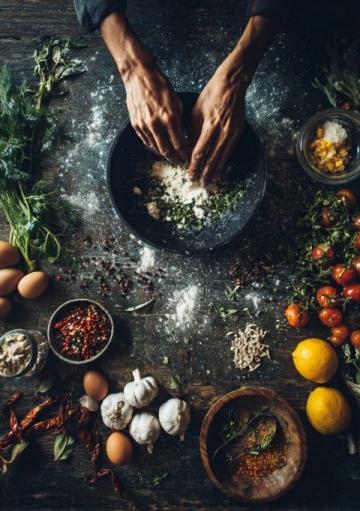 微微低头,享受美味:成为社交媒体上的美食摄影达人