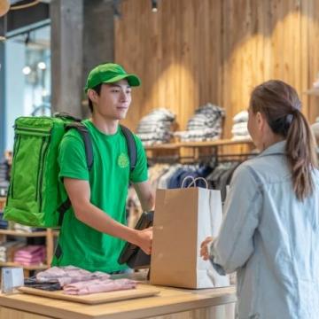 诸暨男子外卖遭遇恶心事件:酸辣土豆丝中惊现嚼不烂异物,疑似用过避孕套引发全家人呕吐