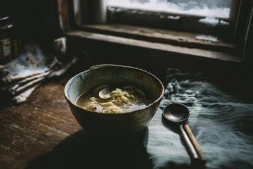 蚝烙:潮汕地区经典传统小吃,以新鲜生蚝为主要食材,佐以薯粉、鸡蛋煎制而成。