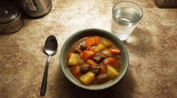 清晨五点的乡村美味:奶奶亲手制作葱油饼与羊棒骨汤