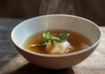 蚝烙:潮汕地区经典传统小吃,以新鲜生蚝为主要食材,佐以薯粉、鸡蛋煎制而成。
