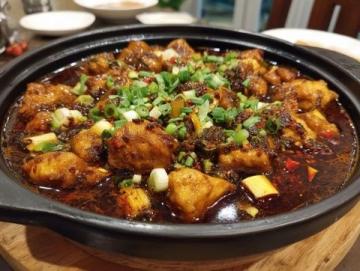 重庆美食打卡店:麻辣牛蛙、鲍鱼三黄鸡和干烧小黄鱼