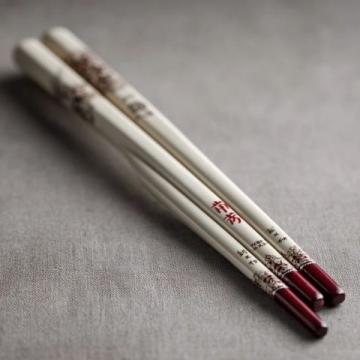 中国的筷子,看似简单的两根小棒,却承载着深厚的文化底蕴,它们一般呈长条状