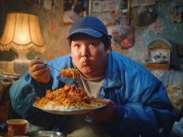 商丘餐厅订单激增,外卖小哥变身'奶爸'接力照顾婴儿