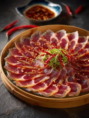 洛阳传统名菜探秘:千年水席中的连汤肉片,古都美食之旅