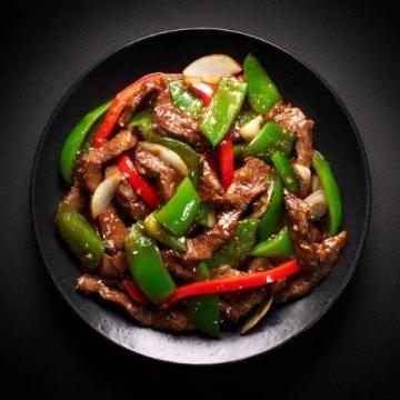 青椒肉丝,这道经典的中式家常菜,以其色泽鲜艳、口感丰富而受到众多食客的喜爱