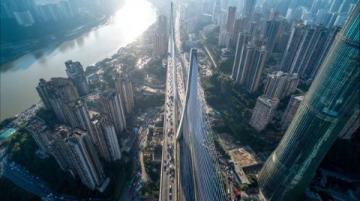 武汉夏日奇观:杨泗港大桥下的“天空之门