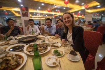 郭德纲独享炸酱面大餐,品味传统美食情韵