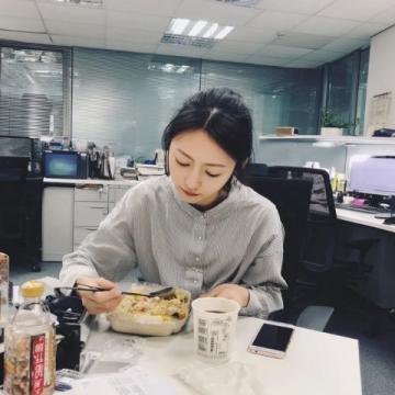 宁波网红小姐姐直播卖饭团,人气爆棚!