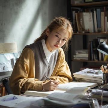 中考英语是许多学生关注的焦点，掌握核心知识点和应试技巧对提高成绩至关重要
