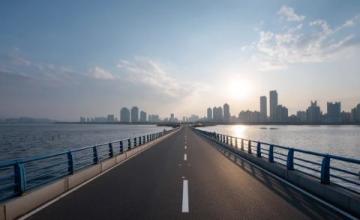 武汉夏日奇观:杨泗港大桥下的“天空之门
